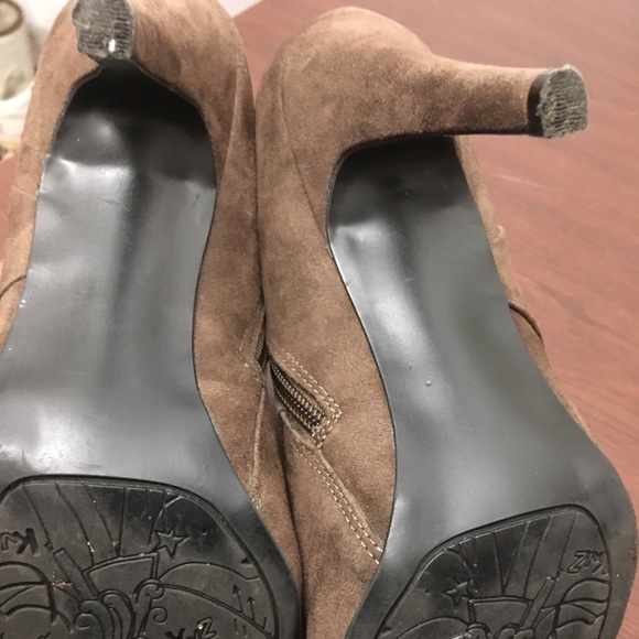 2/$25 Kathy Van Zeeland suede brown heels - Picture 7 of 7